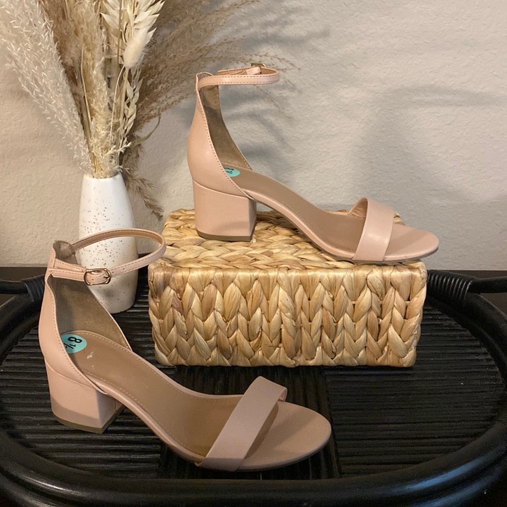 BRAND NEW nude/mauve short heels! (7) sticker is wrong!